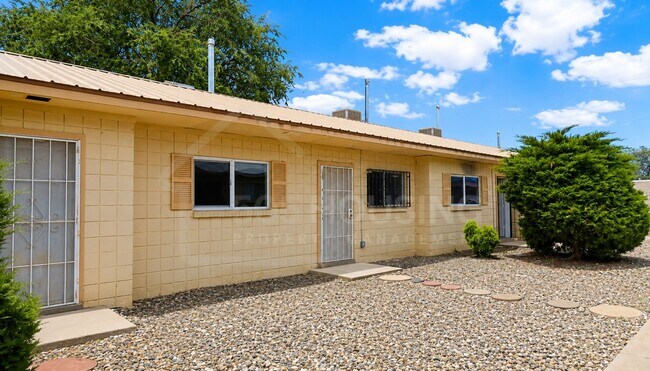 Building Photo - Large Move-In Ready Studio Apartment Near Kirtland AFB