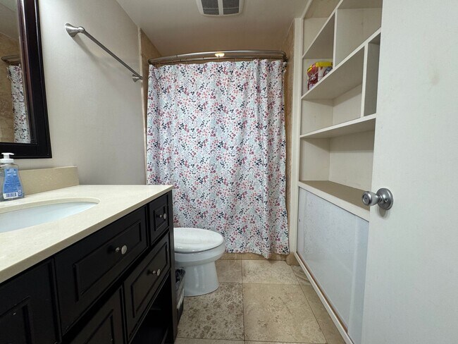 Building Photo - Fully Furnished 1 Bedroom/1 Bath Apartment at Kaualana Manor