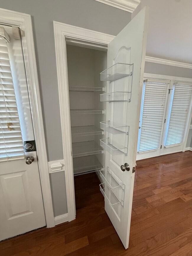 Building Photo - 3704 Warwick Pl