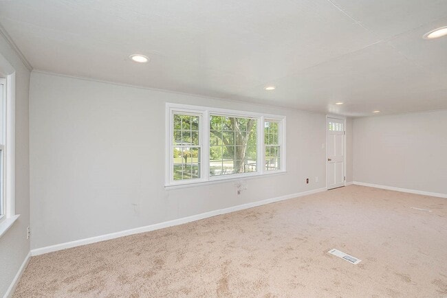 Building Photo - Charming 3BD, 2BA Raleigh Home on a Large ...