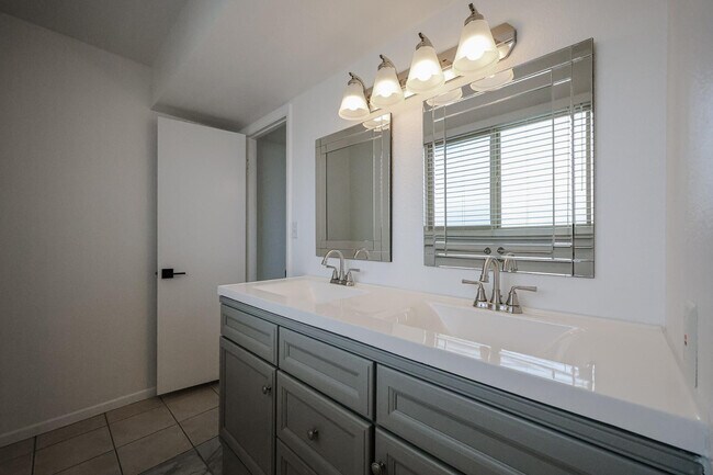 Building Photo - 8372 E Solano Dr