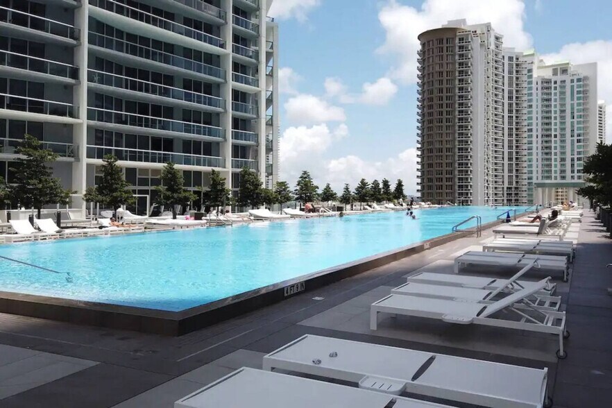 Building Photo - 481 Brickell Ave