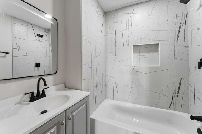 Building Photo - Charming 2-Bedroom Haven in Kansas City Northland!