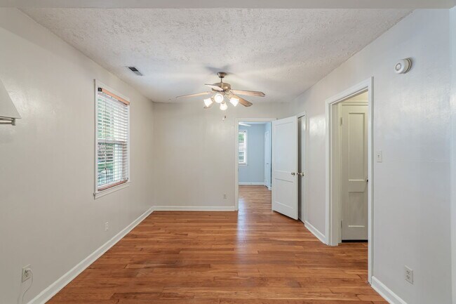 Building Photo - 1315 E Red Bud Rd