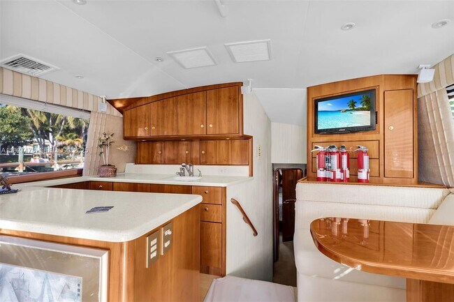 Building Photo - 232 W Seaview Dr