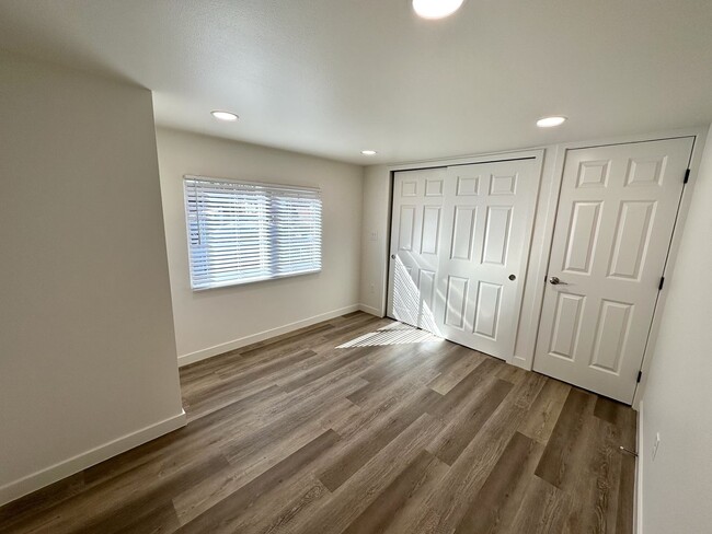 Building Photo - Don’t Miss Out on This Newly Renovated Ric...