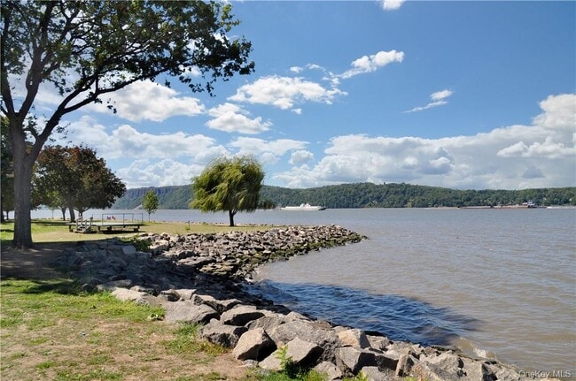 Building Photo - 86 Main St