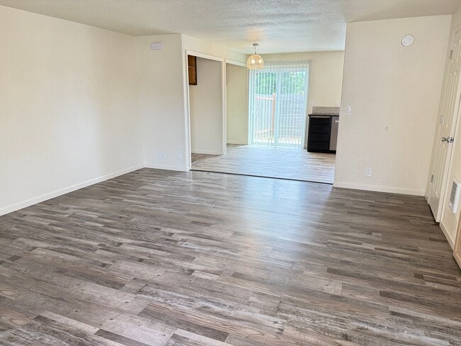 Building Photo - Updated 3-bedroom 1.5 bath duplex in Eugene!