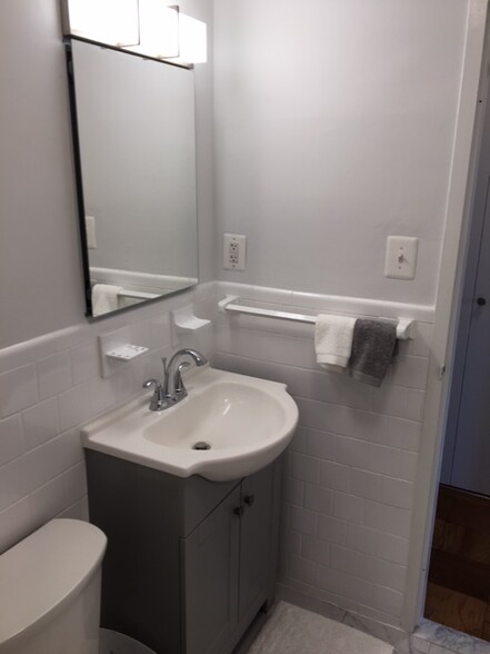 bathroom - 1931 N Cleveland St