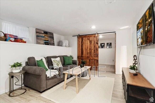 Building Photo - 648 East Pl