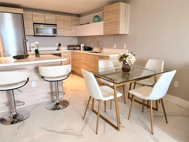 Building Photo - Luxury 2BR + Den Residence with Panoramic ...