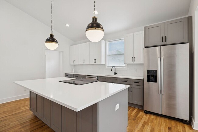 Building Photo - Beautifully Remodeled Home Just Minutes From Downtown Nashville