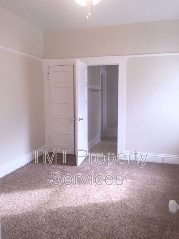 Building Photo - 719 19th St