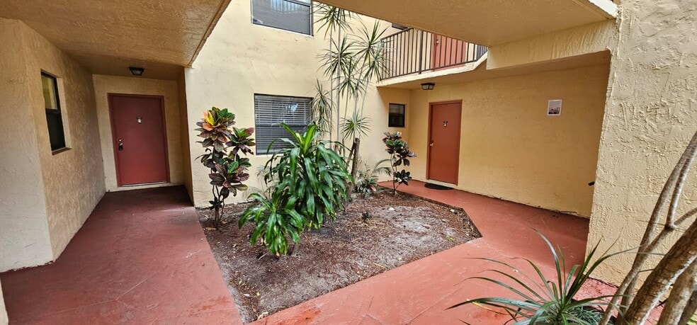 Building Photo - 3400 Foxcroft Rd