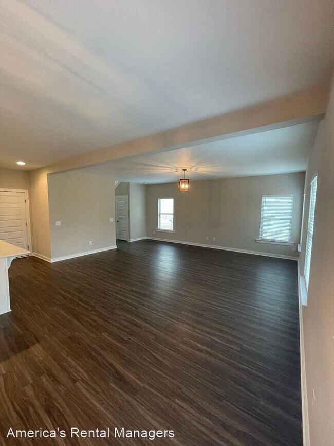 Building Photo - 4 br, 2.5 bath House - 2120 Ellsworth Loop...