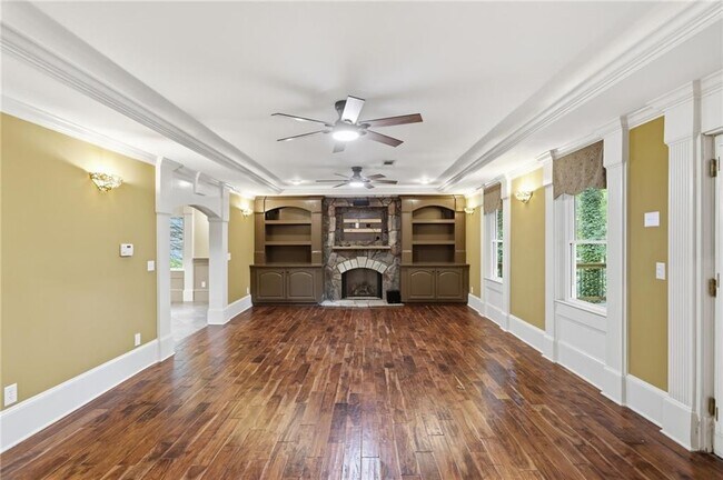 Building Photo - 4563 Fountain Dr NE