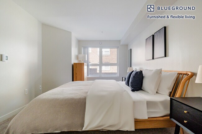 Building Photo - 526 Yale Ave N