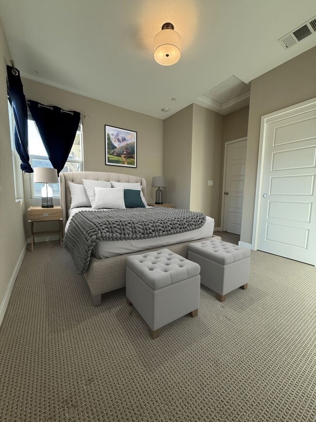 Building Photo - Stunning 3 bedroom and 2.5 bathroom home in McKinley Village!