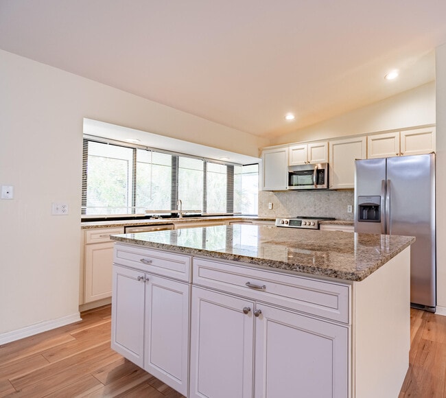 Building Photo - 607 SW Lucero Dr