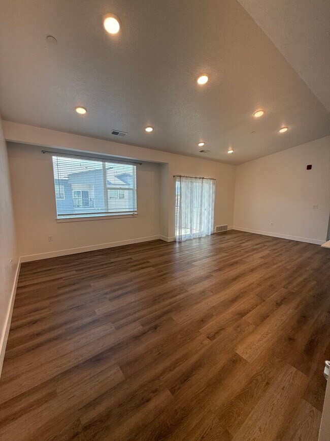 Building Photo - 471 W 15 S