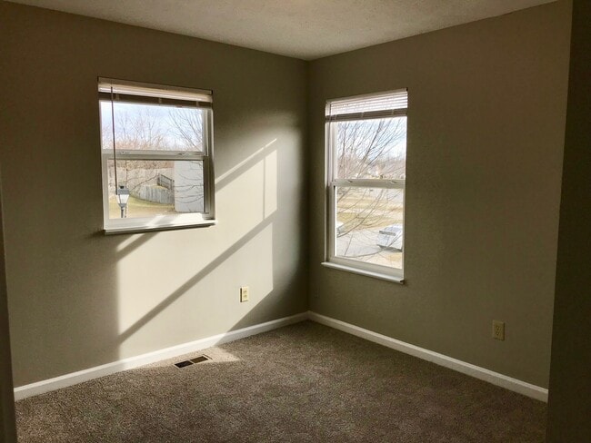 Building Photo - 4 Bedroom 2.5 Bathroom Two Story Brick Front Home in Pike Township!