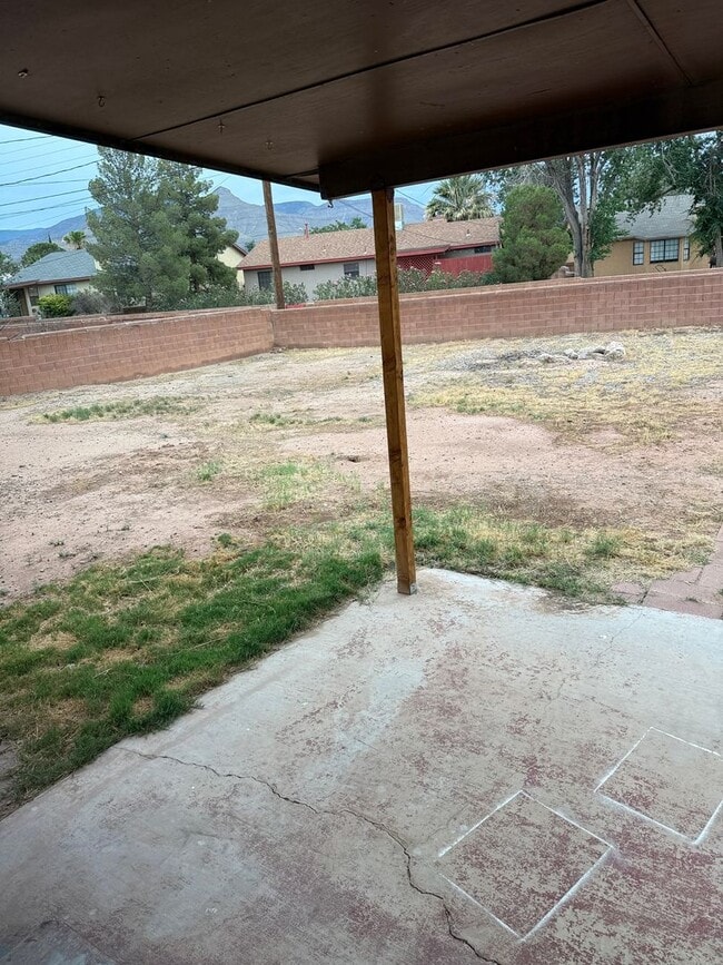 Building Photo - Centrally located home