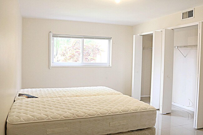 Building Photo - 230 NE 26th Ave