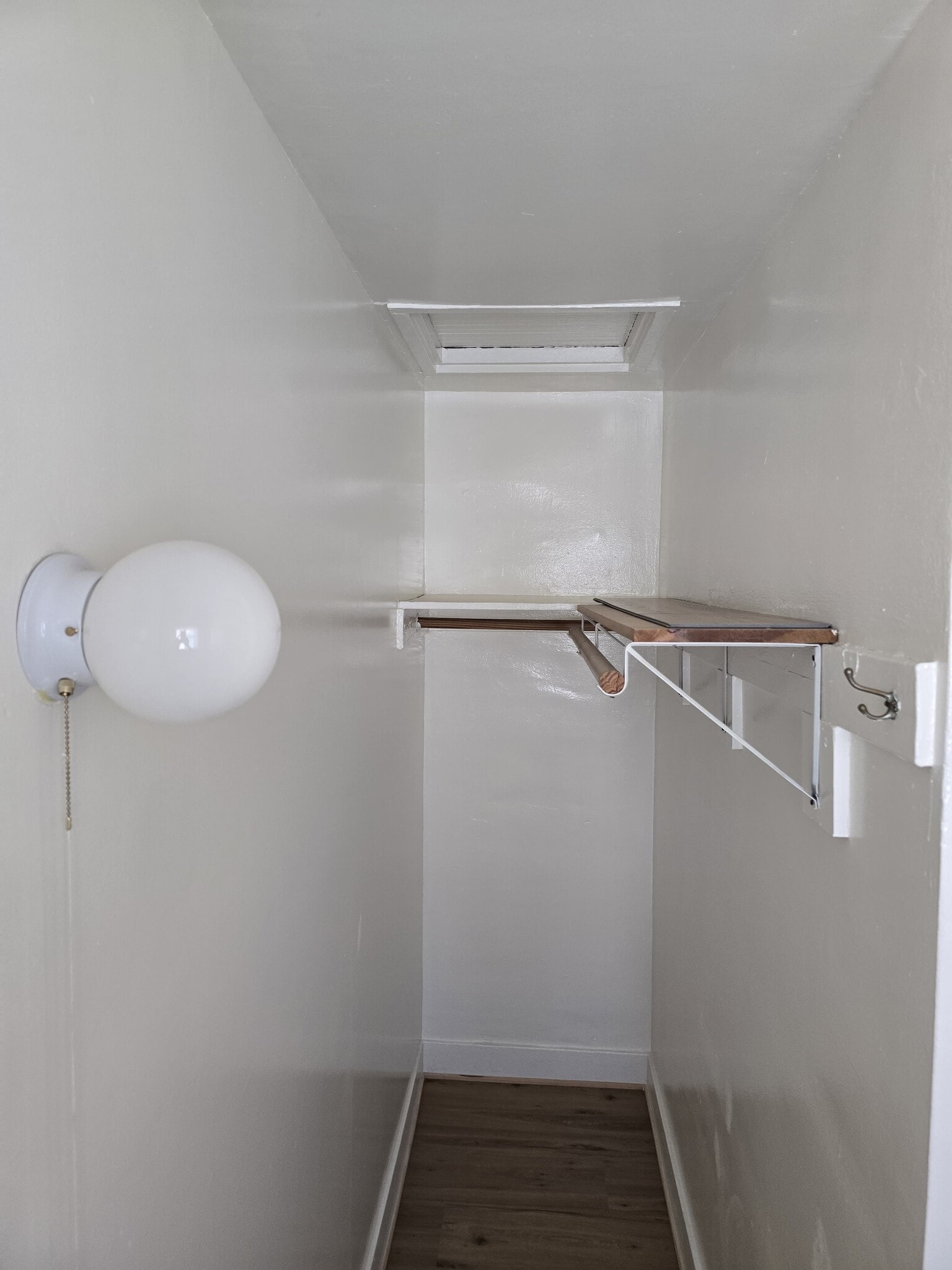 Building Photo - 2812 3/4 Hillcrest Dr