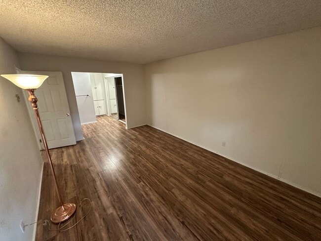 Building Photo - 2 Bed, 2 Bath Condo in Cross Creek Village...