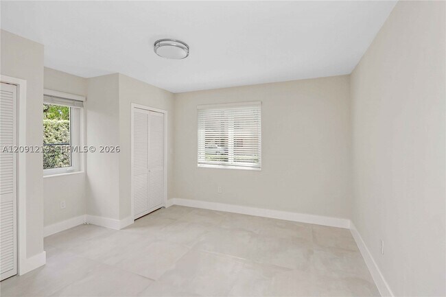 Building Photo - 930 SW 24th Ct