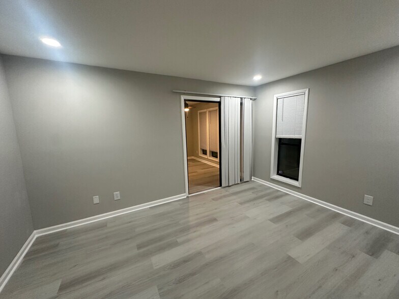 Building Photo - Room in Condo on Roberts Dr