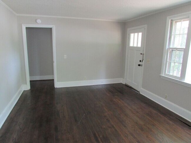 Building Photo - Freshly Updated 3 Bedroom Home