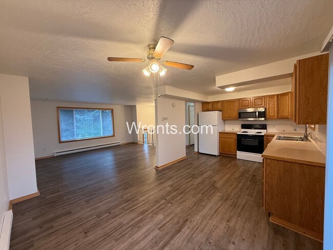 Building Photo - 11923-11925 Railroad Circle