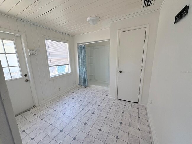 Building Photo - 2320 Crest Dr