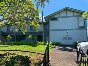 Building Photo - Recently Refreshed Pearl City Townhouse wi...