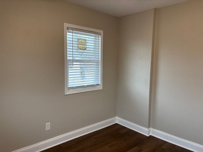 Building Photo - 3 Bed 1 Bath Remodeled House