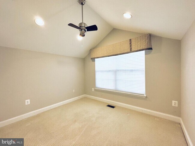 Building Photo - 11837 Regents Park Dr