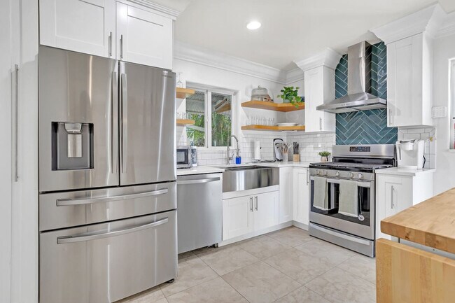 Building Photo - 571 Lee Dr