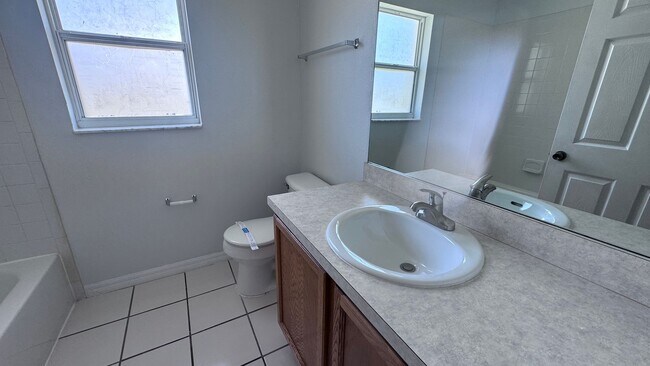Building Photo - Cute 3/2 House with New Floors and Fresh P...