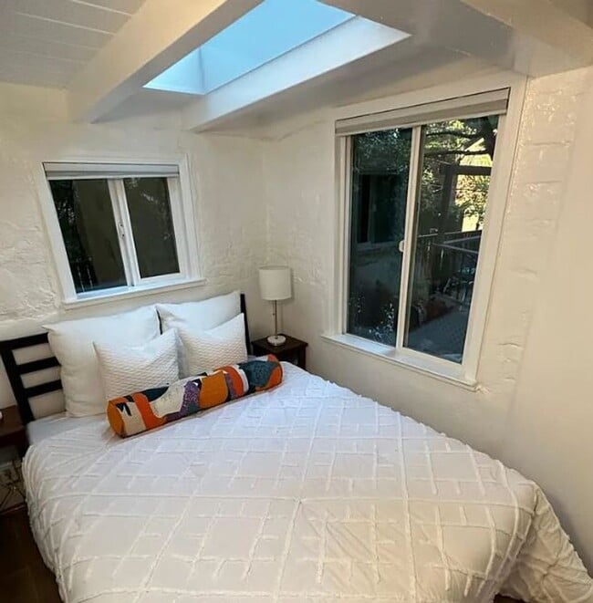 Building Photo - Rustic Cottage near Claremont Resort