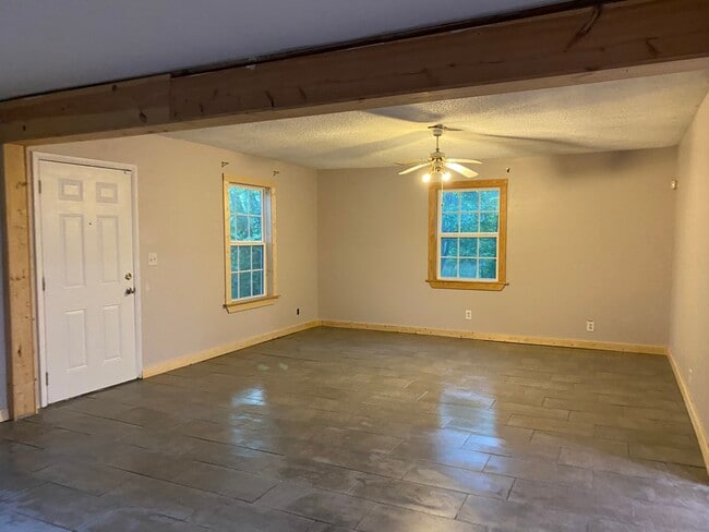 Building Photo - Daisy Ln
