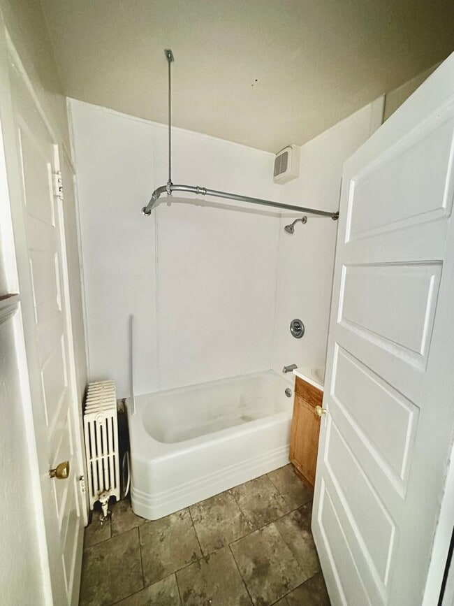 Building Photo - 1012 S Hall St