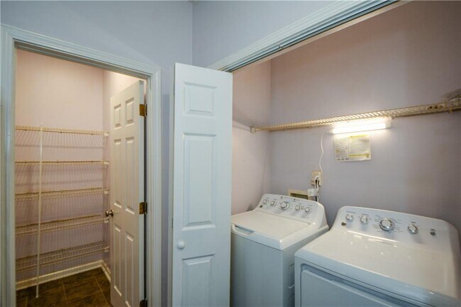 Building Photo - 955 Juniper St NE