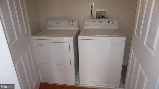 Building Photo - 405 Main St