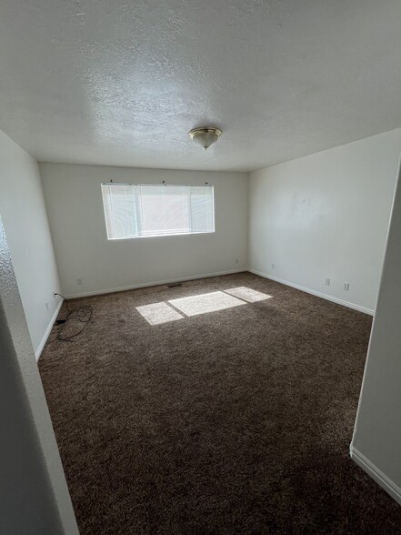 Building Photo - 261 E 170 N