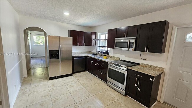 Building Photo - 117 NW 11th Ave