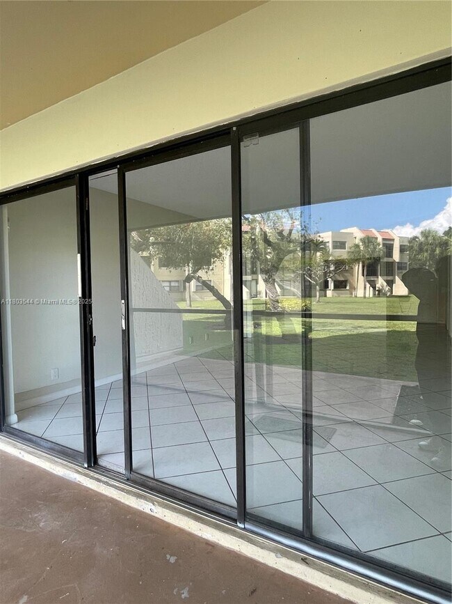 Building Photo - 210 Lakeview Dr
