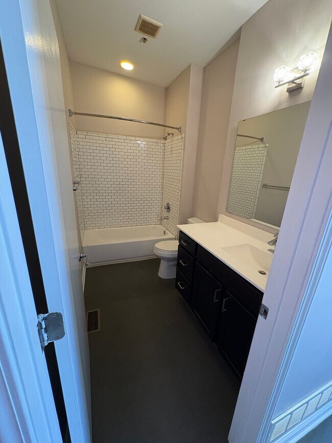Building Photo - Beautiful 1 bedroom Modern Townhome