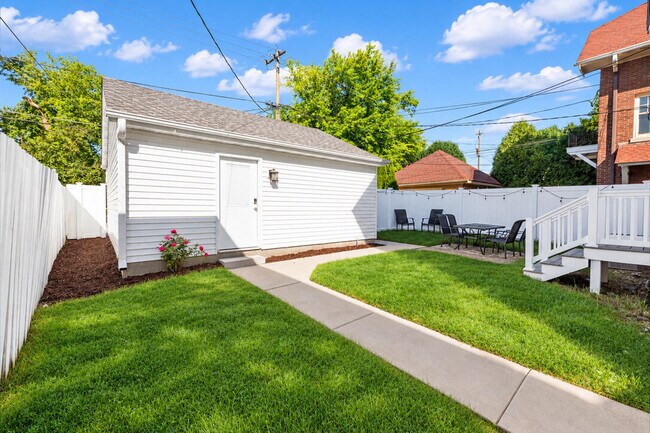 Building Photo - 3909 N Farwell Ave