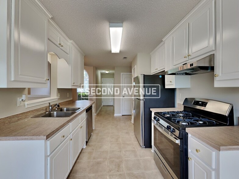 Building Photo - 661 Morningside Dr N